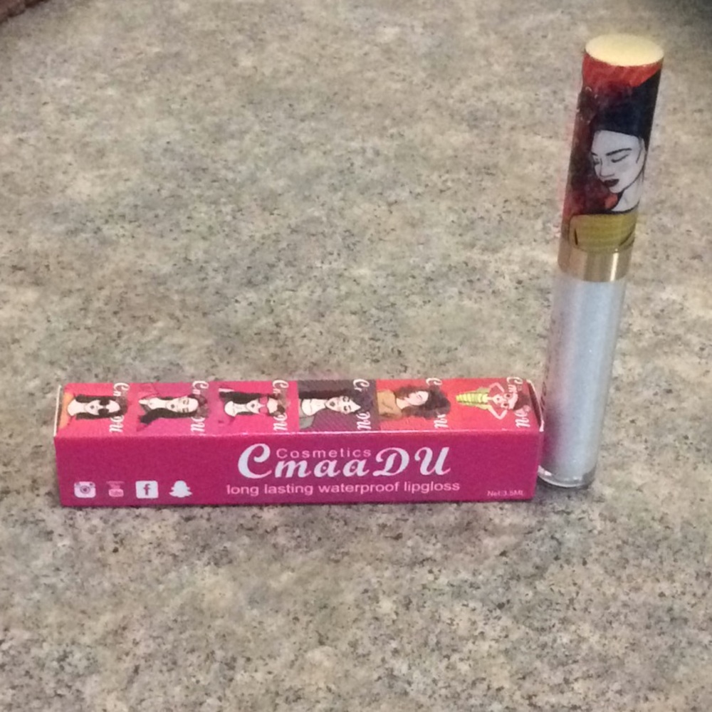 women changing lip gloss balm magic color 💕💕💕